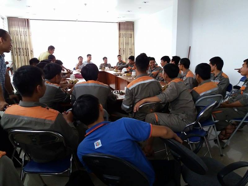 nhan-vien-ky-thuat-fpt-ban-bac-phuong-an-trong-luc-nghi-giai-lao