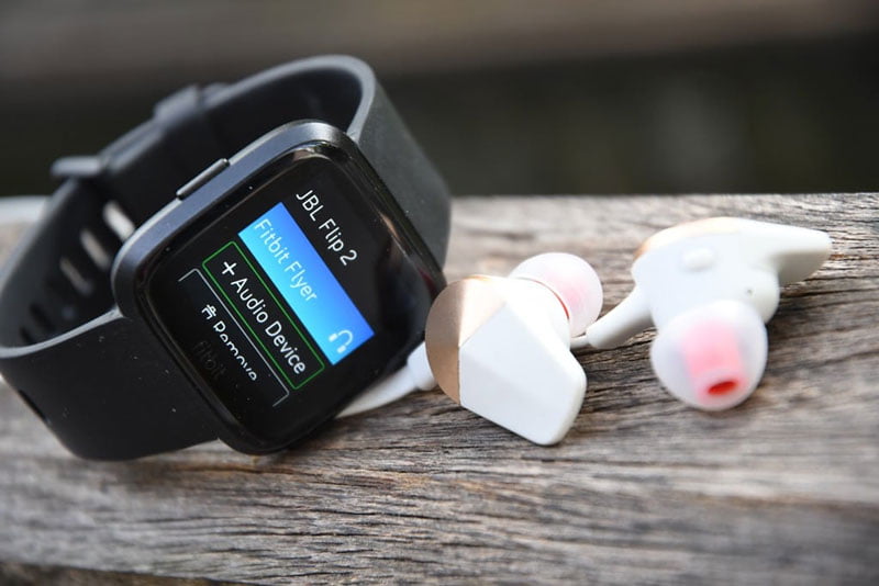 Fitbit sản xuất riêng tai nghe Fitbit Flyer đi kèm