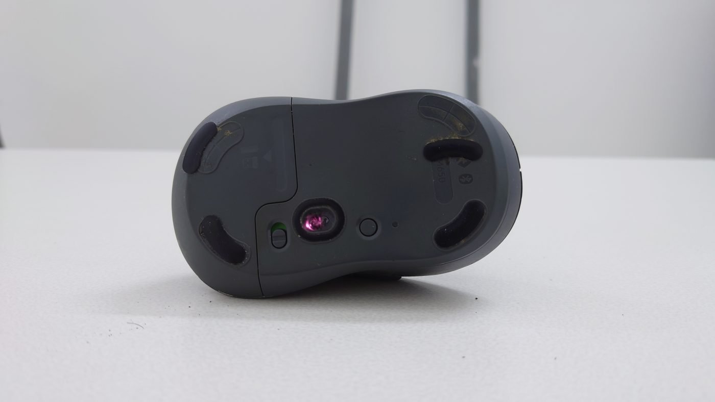 Có nút chuyển đổi nhanh thiết bị ( dùng Bluetooth ) hoặc dùng USB không dây. 
